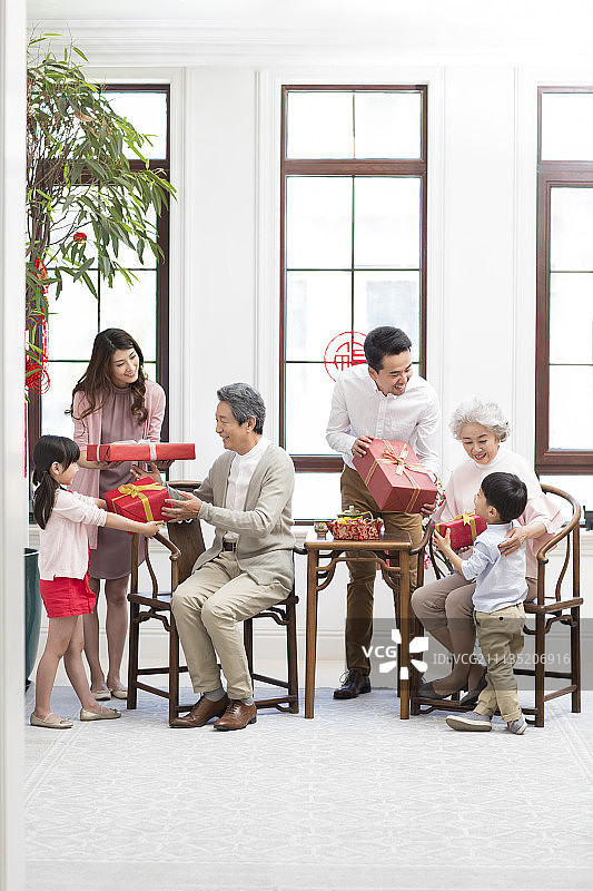 快乐一家人过新年图片素材