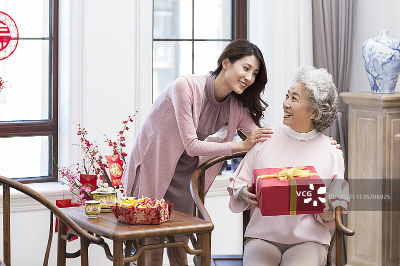 女儿给妈妈送新年礼物图片素材