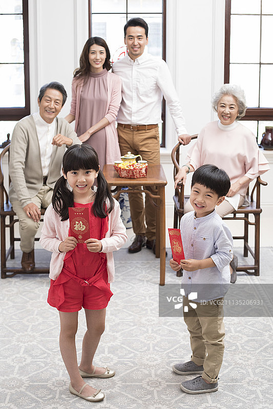 快乐家庭庆贺新年图片素材