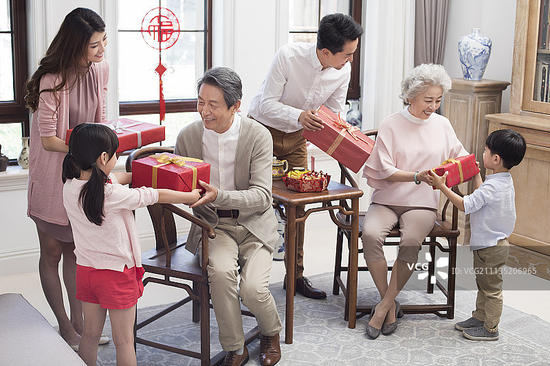 快乐一家人过新年图片素材