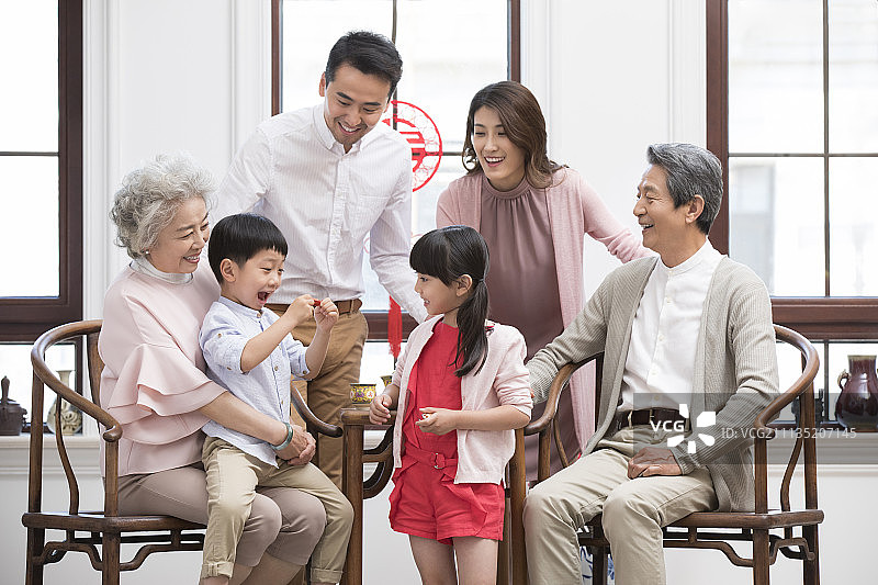 快乐家庭新年欢聚一堂图片素材