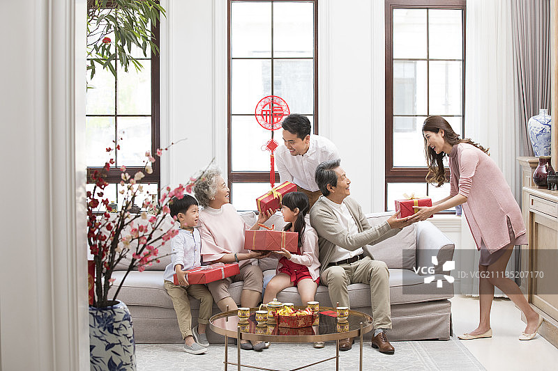快乐一家人过新年图片素材