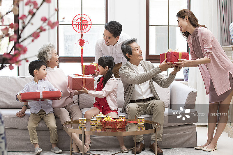 快乐一家人过新年图片素材