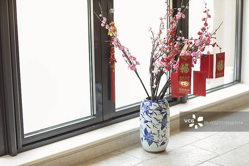 挂在梅花枝上的红包图片素材