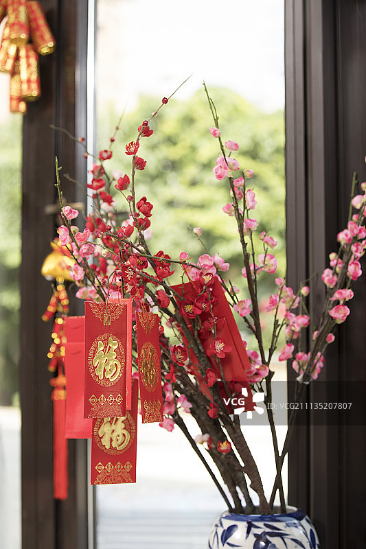 挂在梅花枝上的红包图片素材