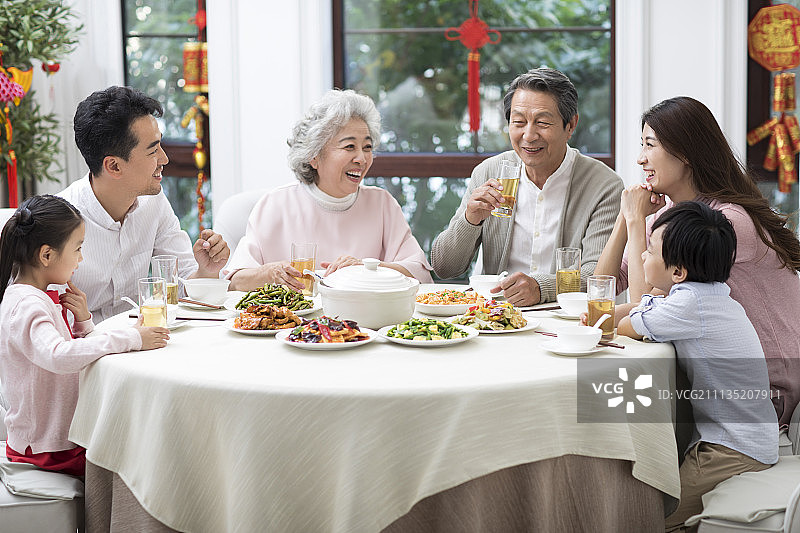 幸福家庭吃新年团圆饭图片素材