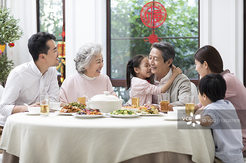 幸福家庭吃新年团圆饭图片素材