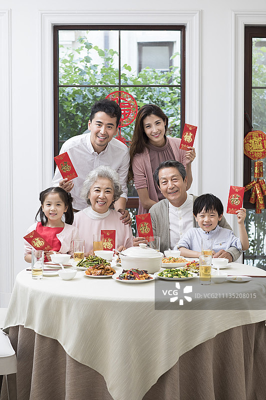 幸福家庭吃新年团圆饭图片素材