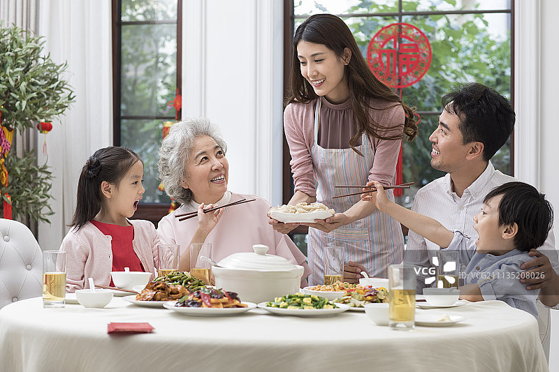 幸福家庭吃新年团圆饭图片素材