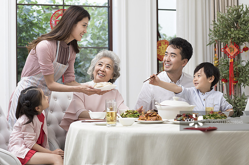 幸福家庭吃新年团圆饭图片素材