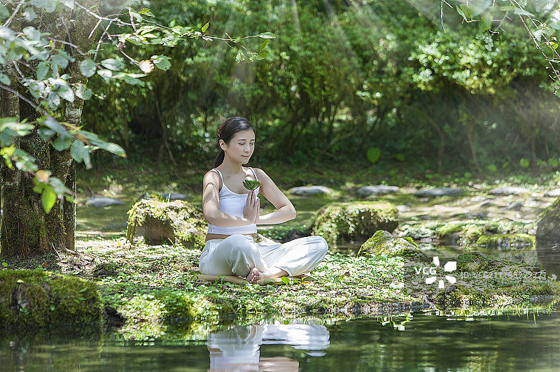 女性,打坐,禅意图片素材