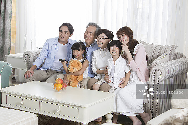 三代同堂,看电视图片素材