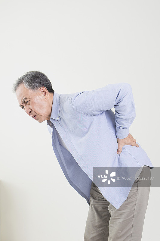老年男人,腰痠背痛,闪到腰图片素材