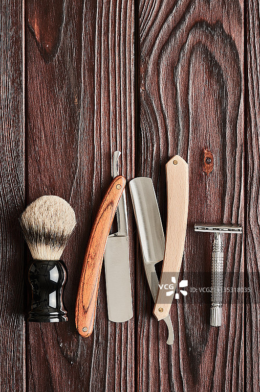 旧木背景上的复古理发店工具图片素材