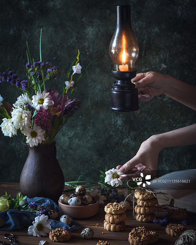 春日餐桌：曲奇与彩蛋图片素材