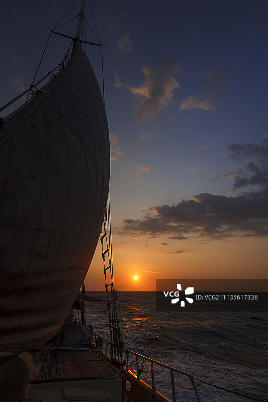 在日落中航行图片素材