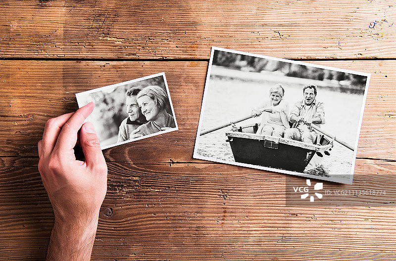 手持老年夫妇的各种照片。工作室拍摄，求爱图片素材