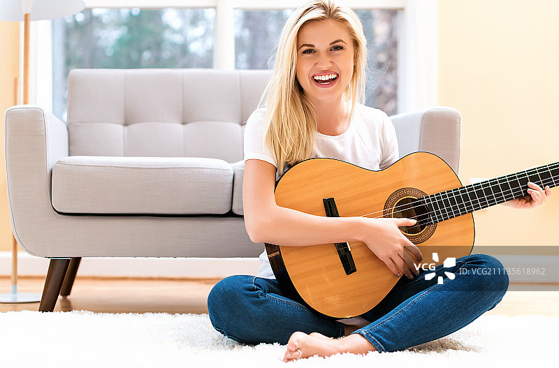 年轻女子在弹吉他图片素材