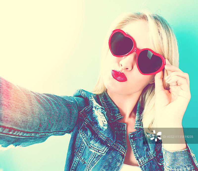 年轻女子在自拍图片素材