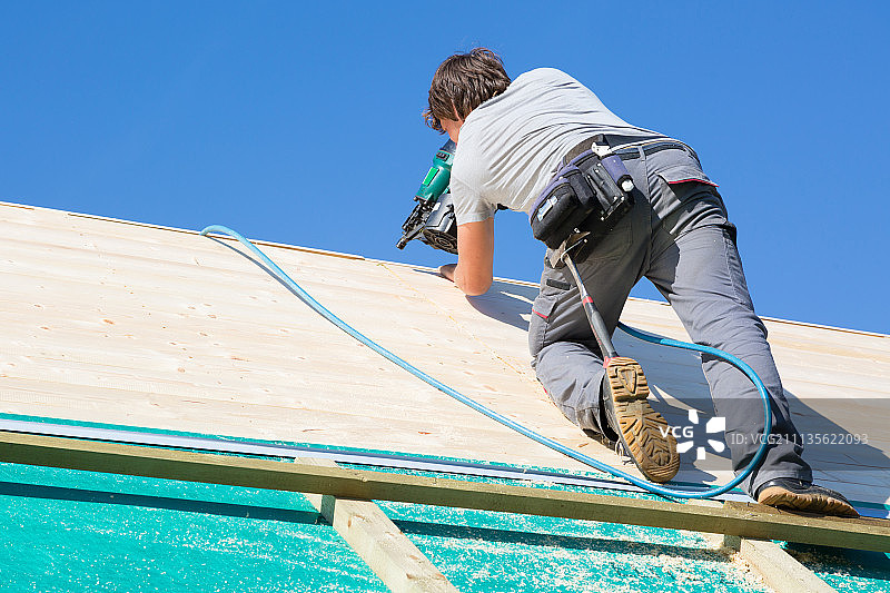 建筑工人在木屋顶施工图片素材