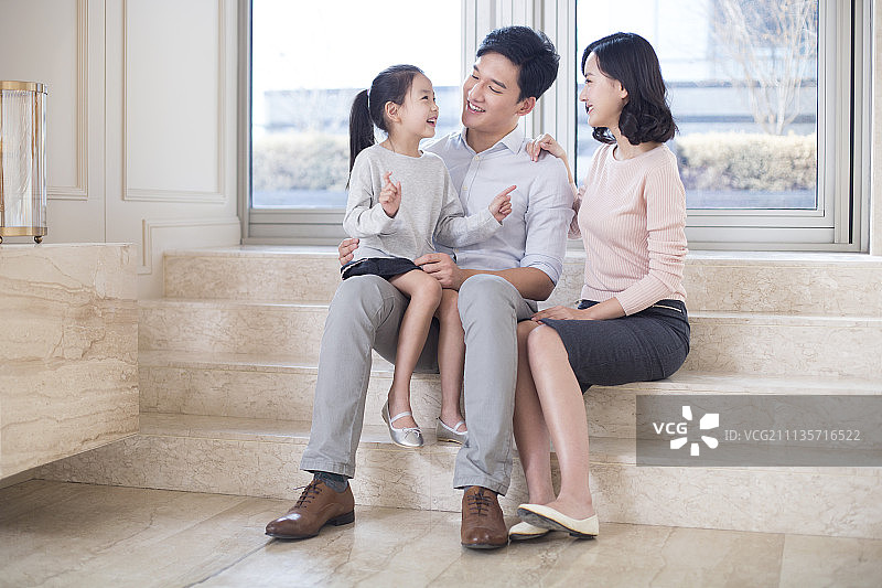 快乐家庭在客厅闲聊图片素材