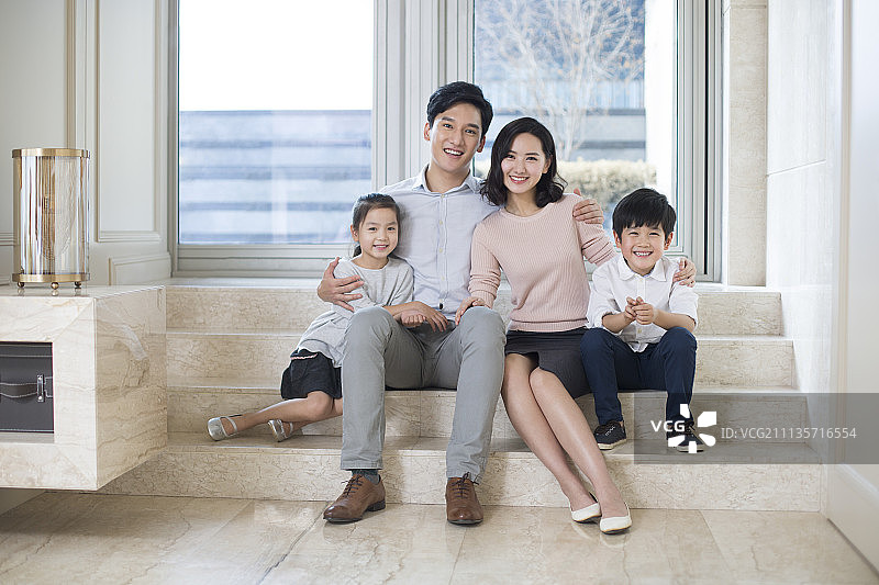 客厅里的快乐年轻家庭肖像图片素材