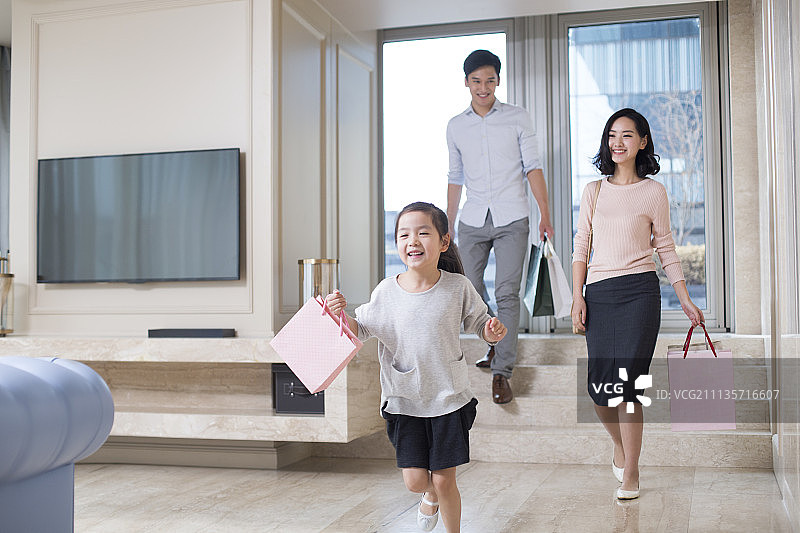 三口之家购物回来图片素材