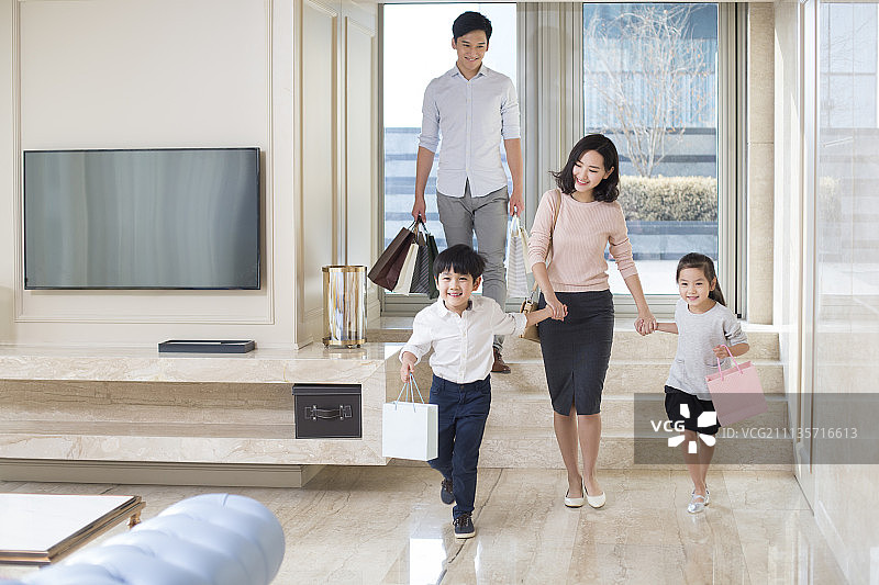 三口之家购物回来图片素材