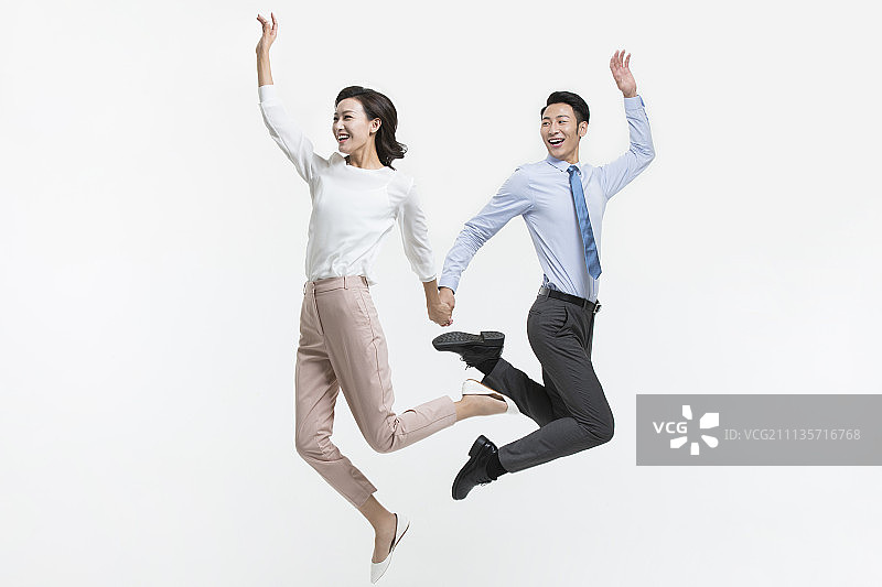 兴奋的年轻商务人士跳跃图片素材