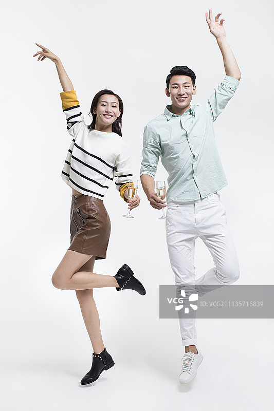 快乐的年轻情侣喝香槟图片素材