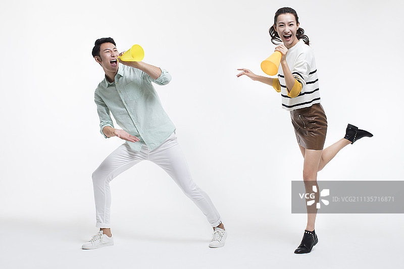 年轻情侣用扩音器传递好消息图片素材