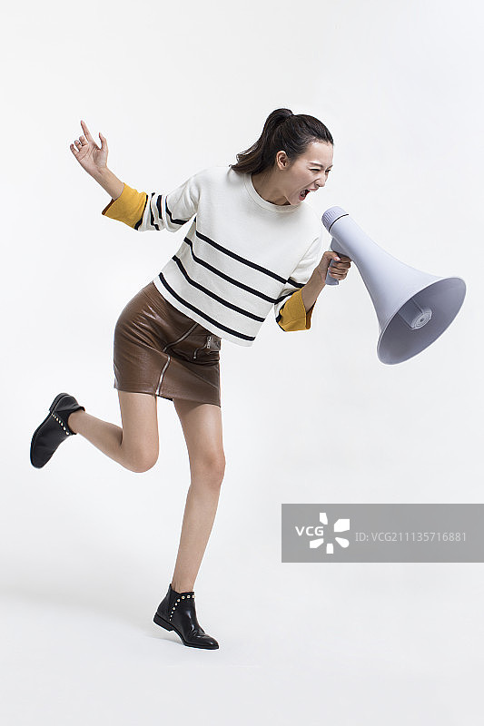 年轻女子用扩音器传递好消息图片素材