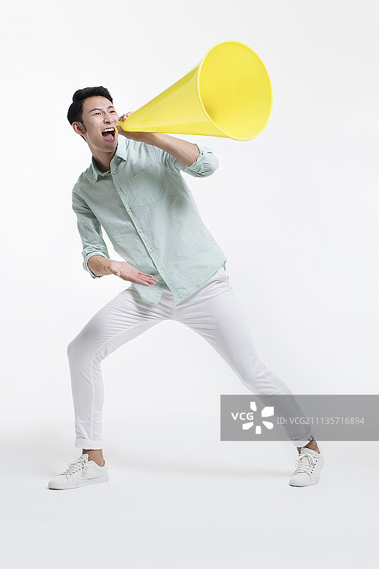 年轻男子用扩音器传递好消息图片素材