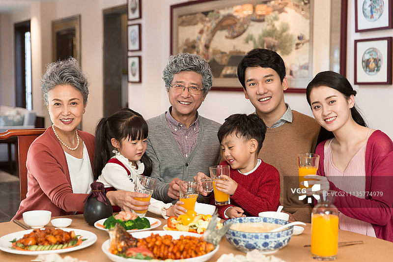 快乐一家人过年吃团圆饭图片素材