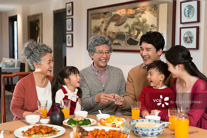 快乐一家人过年吃团圆饭图片素材