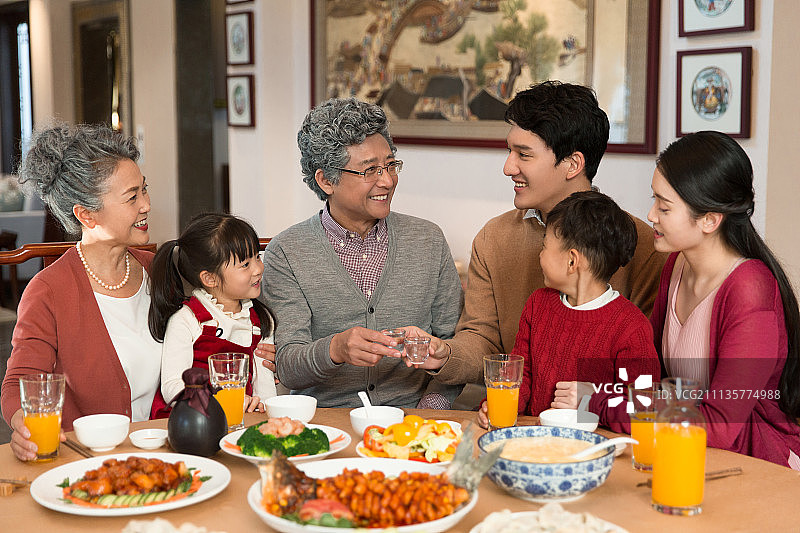 快乐一家人过年吃团圆饭图片素材