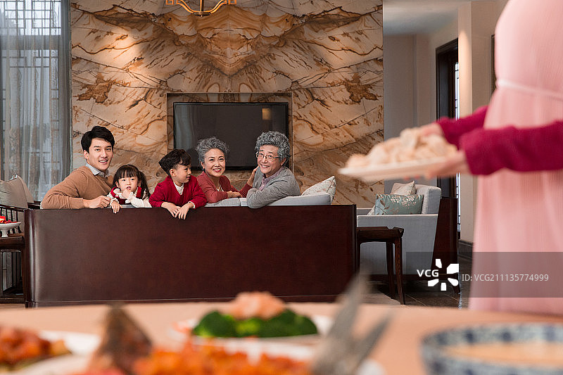 快乐一家人过年图片素材