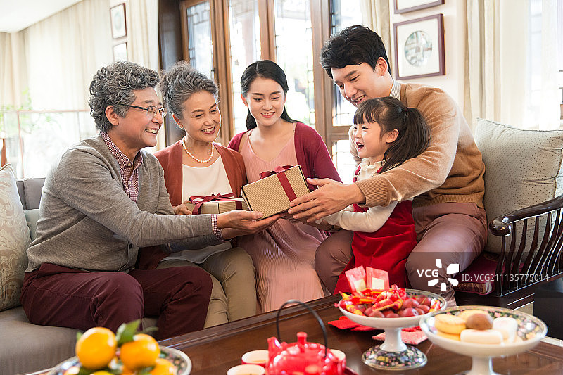 快乐一家人过春节图片素材