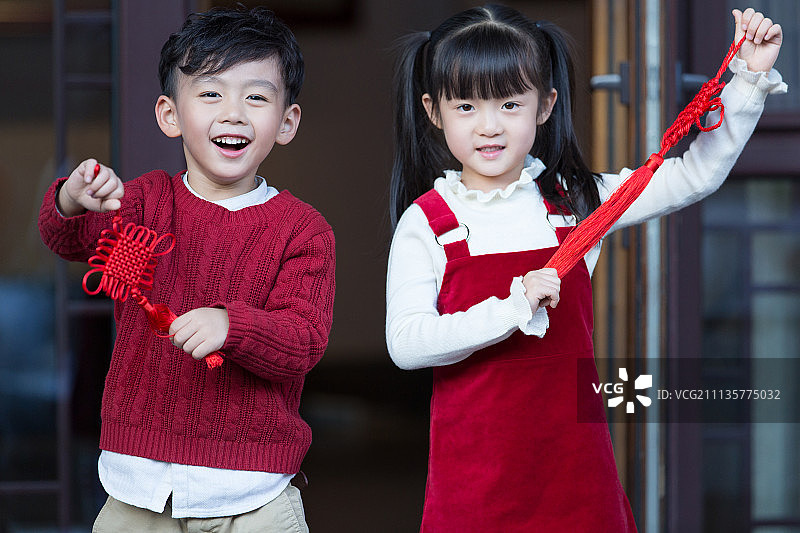 快乐的男孩女孩庆新年图片素材