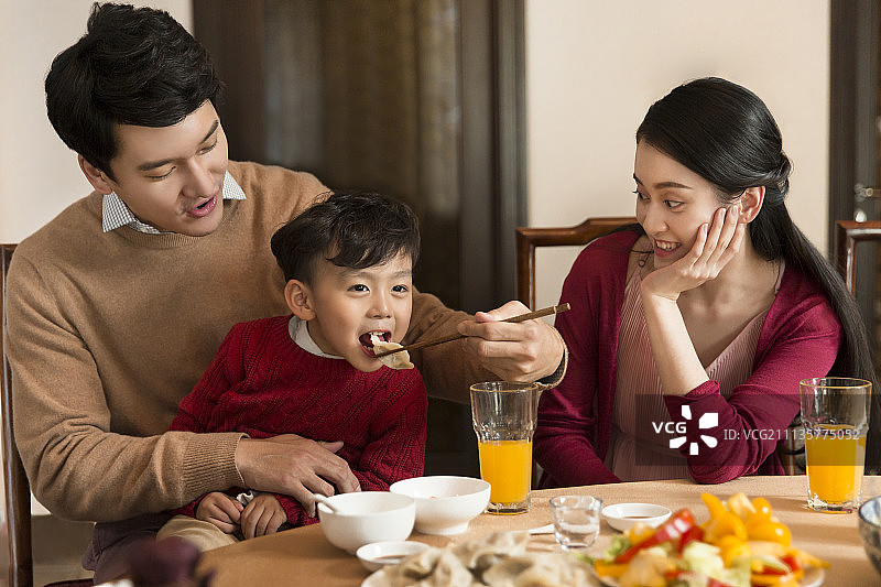 快乐一家三口人过年吃团圆饭图片素材
