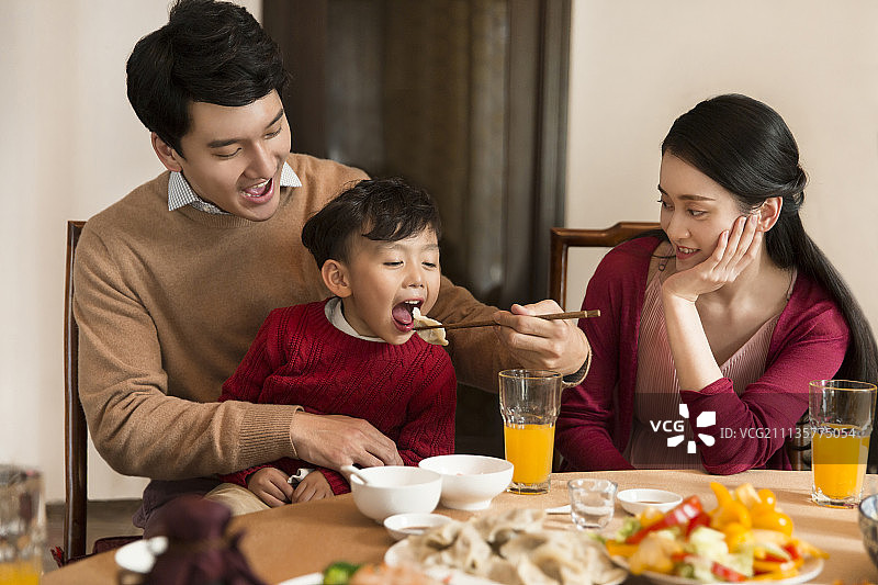 快乐一家三口人过年吃团圆饭图片素材