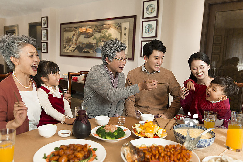 快乐一家人过年吃团圆饭图片素材