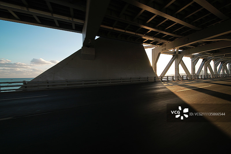 大连下午跨海大桥桥面公路运动画面图片素材