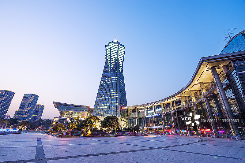 暮色下杭州西湖文化广场现代抽象地标性建筑物图片素材