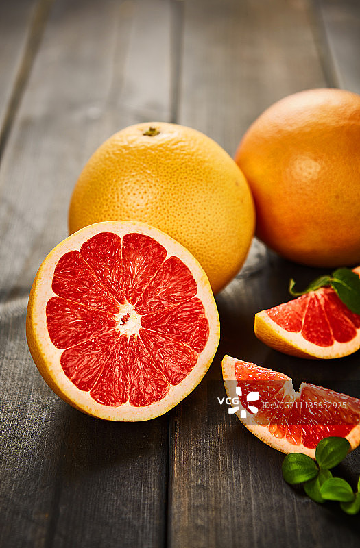 木桌上的带叶西柚图片素材