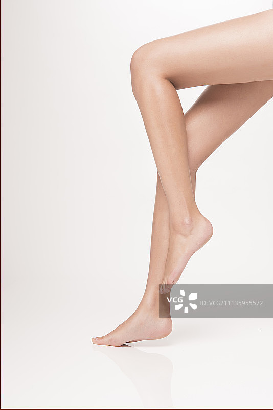 白色背景上的女性腿部侧视图图片素材