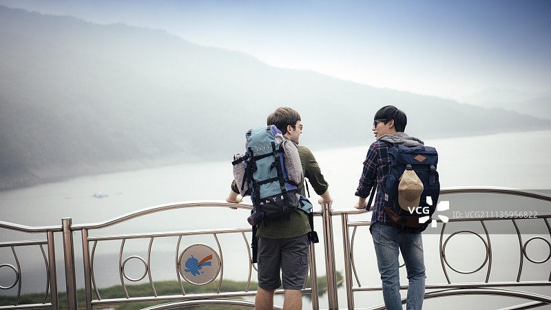 在韩国春川市享受昭阳湖的两位背包客图片素材