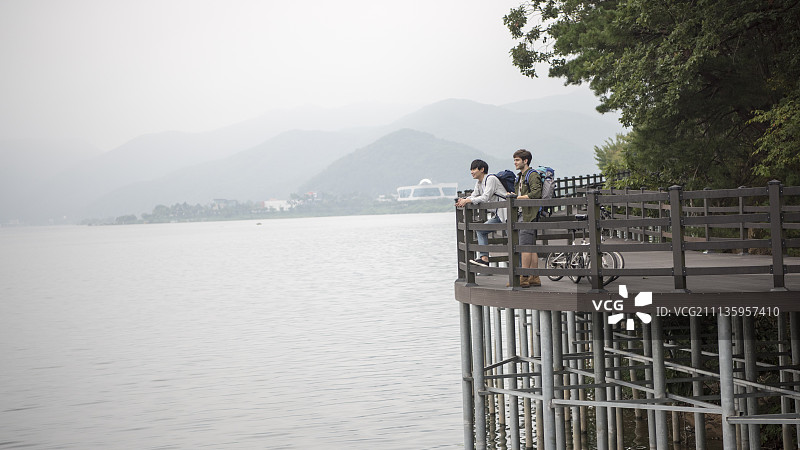 朋友旅行，背包客欣赏昭阳湖风光图片素材