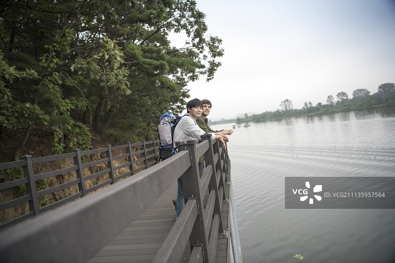 朋友旅行，背包客欣赏昭阳湖风光图片素材