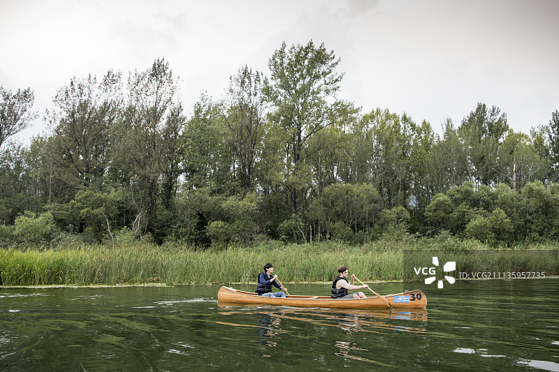 在韩国春川的昭阳湖周围划独木舟图片素材